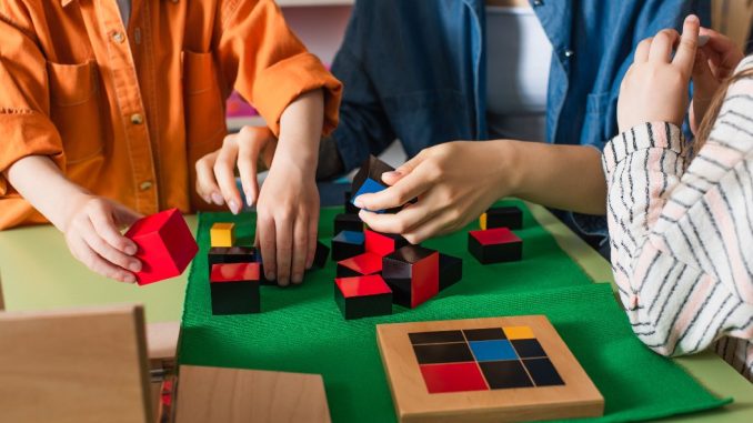 Améliorer l'apprentissage précoce avec les jeux Montessori : un