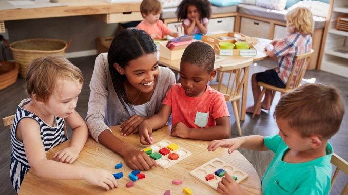 Les bienfaits de la pédagogie Montessori pour le développement du jeune  enfant - Alternance Professionnelle